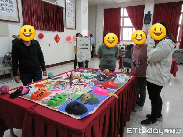 ▲懇親家屬欣賞藝術療育成果。（圖／記者高堂堯翻攝）