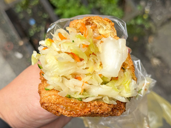 ▲▼[南投竹山]淑芬小吃豆皮泡菜|旅人必吃竹山銅板小吃~泡菜x豆包的庶民美食組合．現點現炸最美味。（圖／部落客viviyu授權提供）