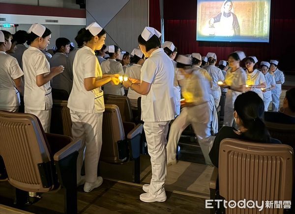 ▲暨大護理系第二屆加冠典禮，進行傳光儀式。（圖／國立暨南國際大學提供）