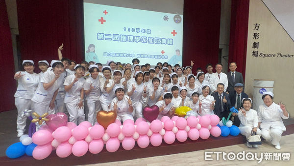 ▲暨大護理系第二屆加冠典禮，師生與各界嘉賓合影。（圖／國立暨南國際大學提供，下同）