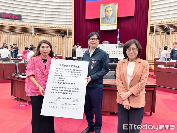 ▲▼昔批江宜樺是希特勒！還在照片畫鬍鬚　藍議員要求陳其邁道歉。（圖／記者賴文萱翻攝）
