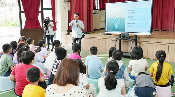 ▲由桃園市府新聞處主導，為提升偏鄉學童了解媒體，由北桃園有線電視台今天上午在龜山區龍壽國小舉辦媒體識讀活動，讓小學生學習辨識假訊息。（圖／市府新聞處提供）