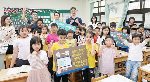▲由北桃園有線電視台今天在龜山區龍壽國小舉辦媒體識讀活動，小學生媒體識讀活動後大合照。（圖／市府新聞處提供）