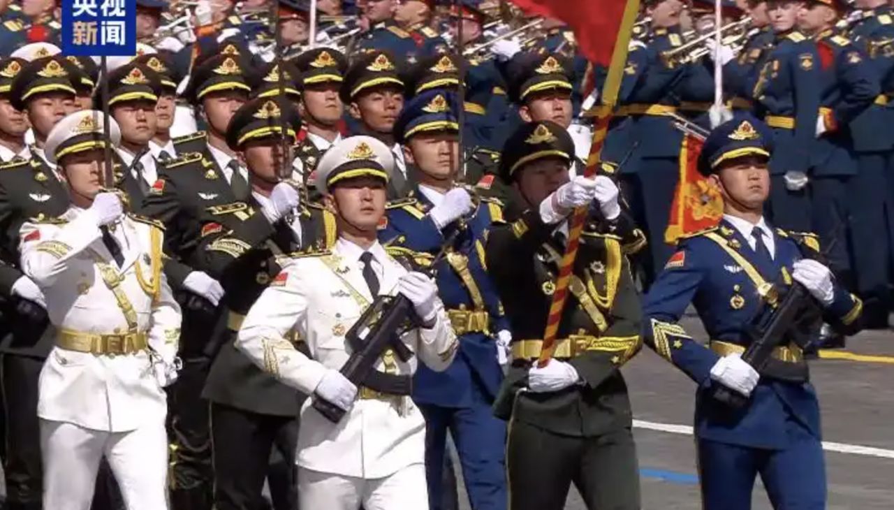 解放軍儀仗司禮大隊亮相俄羅斯紅場閱兵　習近平觀禮台起身致意