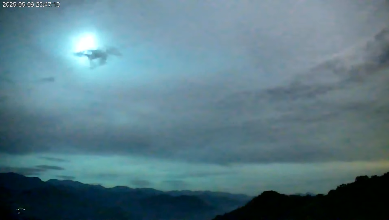 民眾目睹天空中出現不明光球。（圖／翻攝自YouTube／阿里山國家風景區管理處）