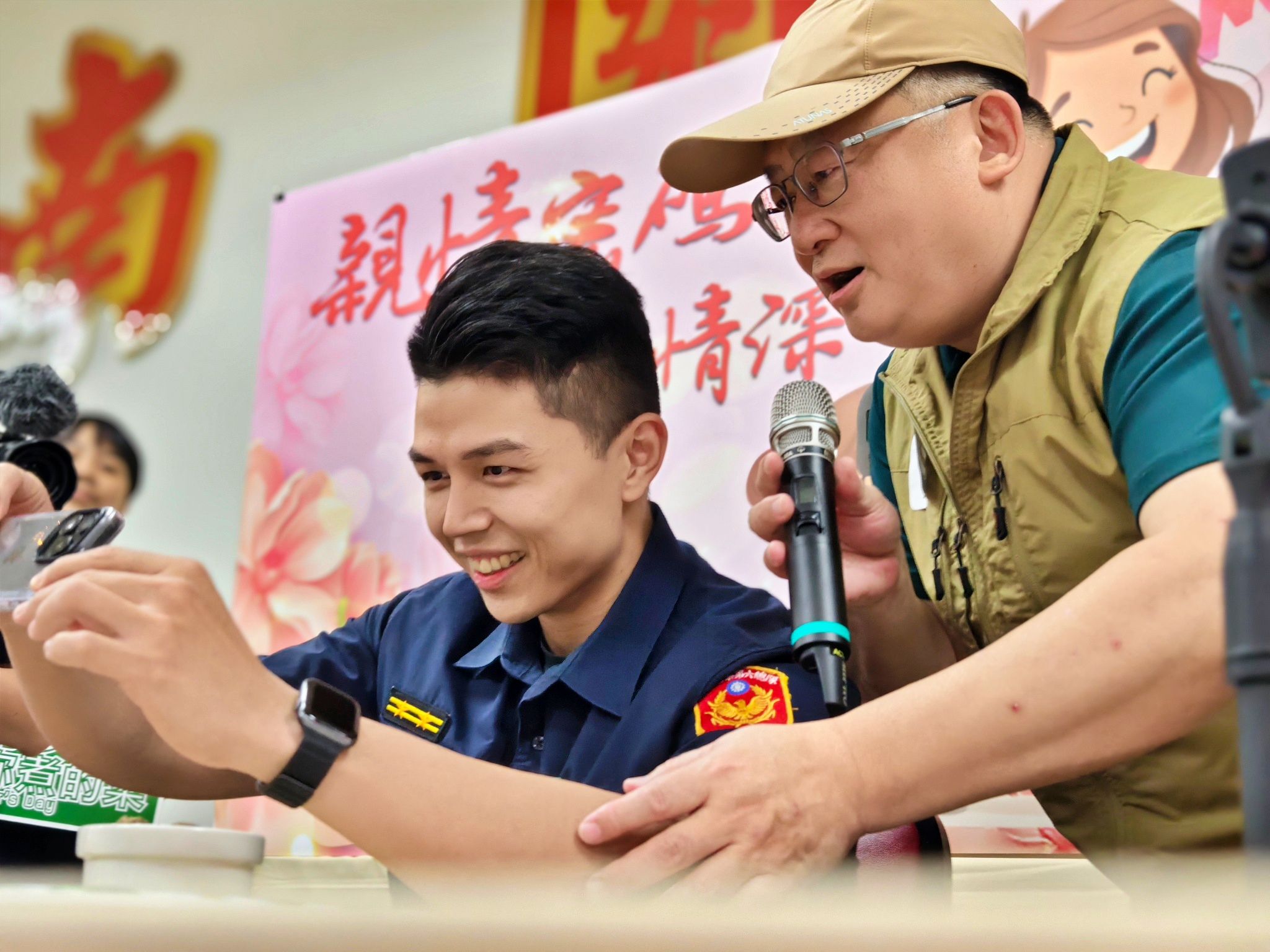 ▲保六總隊長變身主廚 母親節慰勞執勤警。（圖／記者邱中岳翻攝）