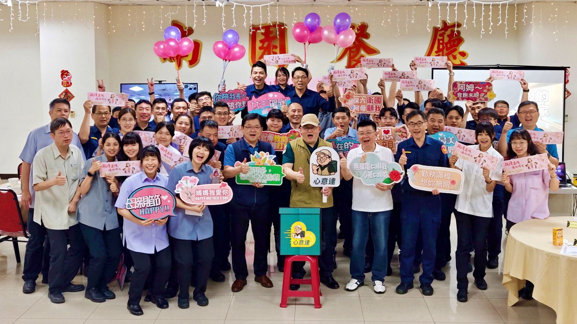 ▲保六總隊長變身主廚 母親節慰勞執勤警。（圖／記者邱中岳翻攝）