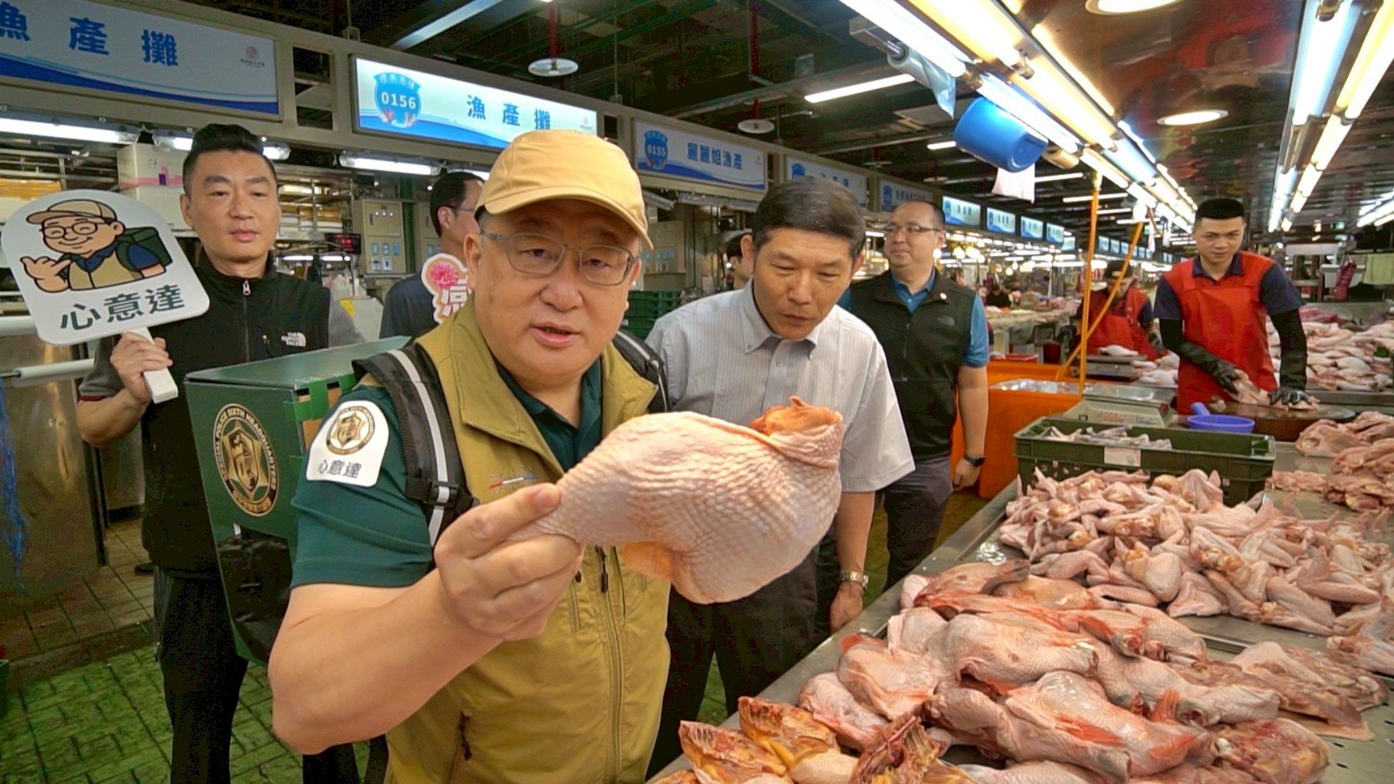 ▲保六總隊長變身主廚 母親節慰勞執勤警。（圖／記者邱中岳翻攝）