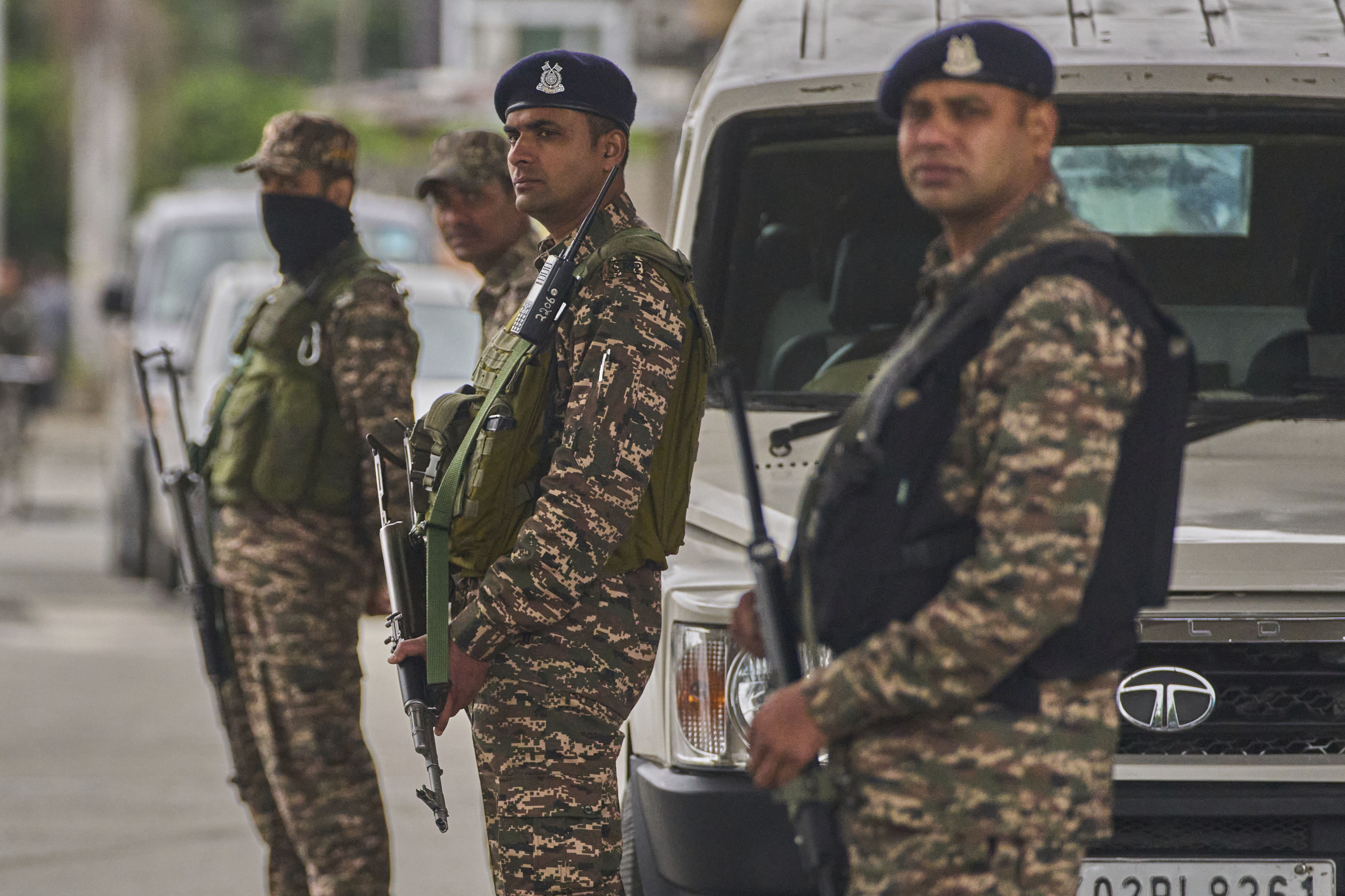 ▲▼印巴衝突,印度,巴基斯坦,在印控喀什米爾斯利那加（Srinagar）臨時哨站站崗的印度士兵。（圖／達志影像／美聯社）