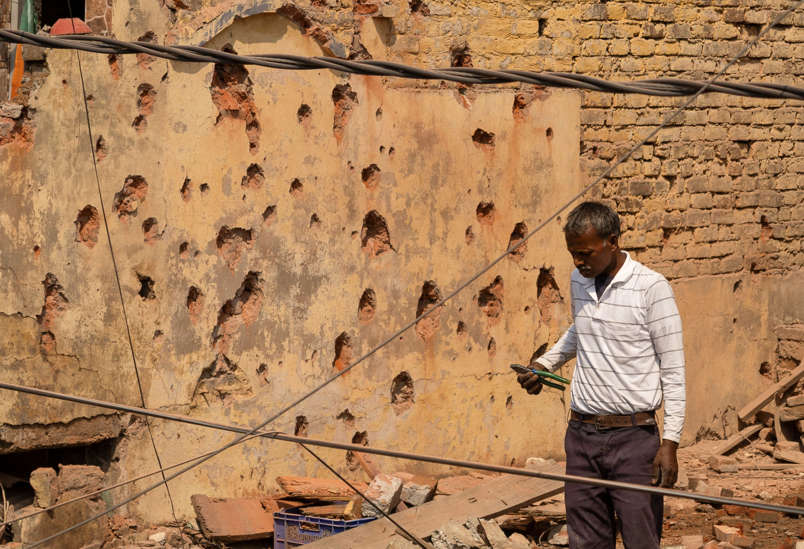 ▲▼ 印巴衝突,印度查謨Rehari地區房屋受損。（圖／路透）