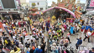金門浯島城隍345周年遶境!3000信眾冒雨朝聖 縣長扛轎嗨翻街頭