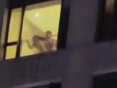 長髮網美世貿「活春宮」貼窗激烈擺動! 現場擠滿人舉手機狂拍