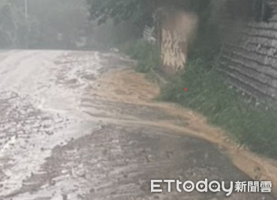 大雨襲彰化!溪湖多處積水嚴重堵車 土石泥流淹沒道路畫面曝