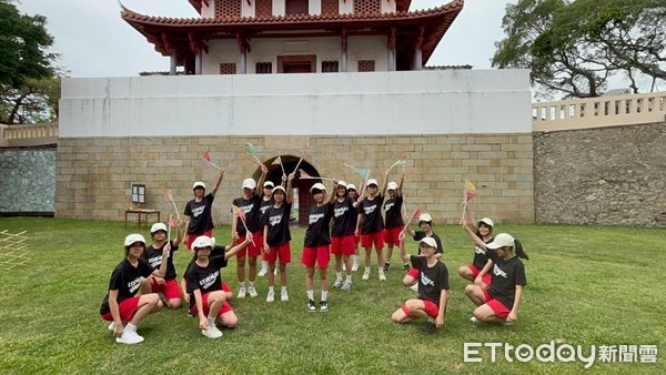 ▲台南市建興國中師生共構「圍城」儀式，展現城市記憶與教育連結的象徵力量。（記者林東良翻攝，下同）