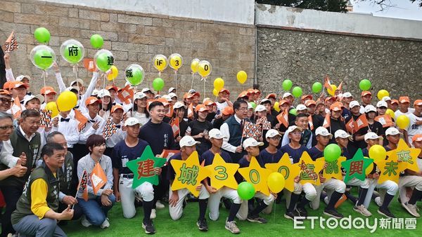 ▲台南市建興國中師生共構「圍城」儀式，展現城市記憶與教育連結的象徵力量。（記者林東良翻攝，下同）