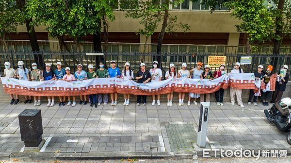 ▲台南市建興國中師生共構「圍城」儀式，展現城市記憶與教育連結的象徵力量。（記者林東良翻攝，下同）