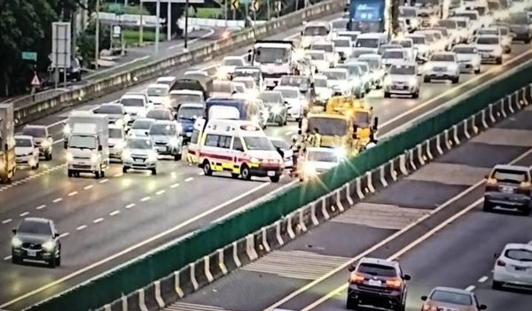 ▲國1北向205K4車追撞釀3傷。（圖／翻攝自國道即時影像）