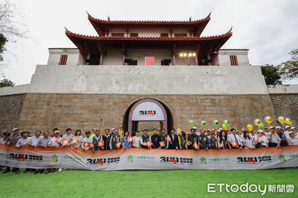 ▲台南大南門迎府城城垣300週年，活動當日開放城門通行，邀市民走入歷史體驗三百年前「入城」氛圍。（記者林東良翻攝，下同）