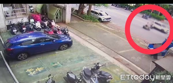 ▲吳婦騎車擦撞汽車，頭部重創命危送醫。（圖／記者陸運陞翻攝）