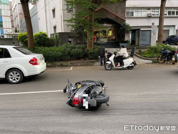 ▲吳婦騎車擦撞汽車，頭部重創命危送醫。（圖／記者陸運陞翻攝）