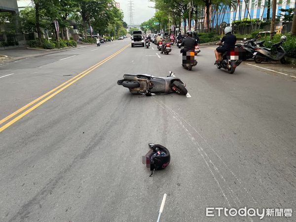▲吳婦騎車擦撞汽車，頭部重創命危送醫。（圖／記者陸運陞翻攝）