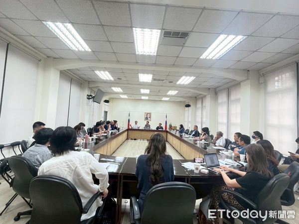 ▲長照兩大協會赴立法院向張宏陸立委陳情，盼完善政策制度，改善產業經營困境。（記者林東良翻攝，下同）