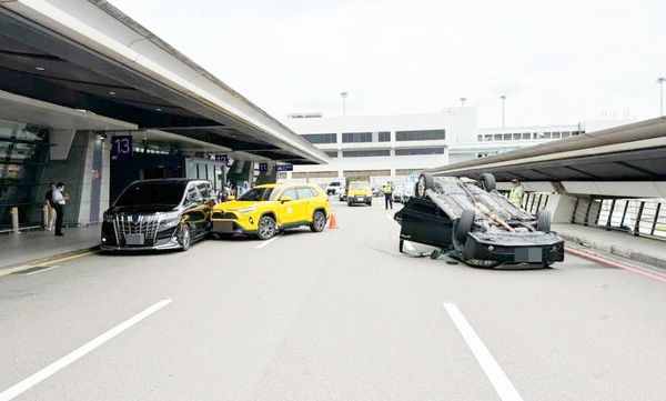 ▲桃園機場第一航廈今天下午發生排班計程車與租賃車碰撞事故，造成3車連環碰撞導致租賃車翻覆事故。（圖／航警局提供）