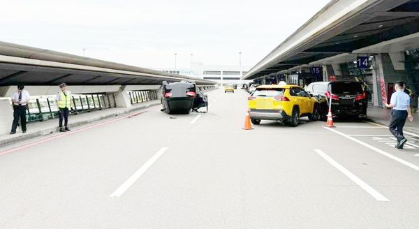 ▲桃園機場第一航廈今天下午發生排班計程車與租賃車碰撞3車連環碰撞事故，航警人員到場處理。（圖／航警局提供）