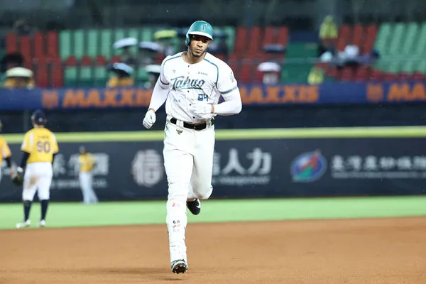 ▲台鋼雄鷹洋將魔鷹。（圖／台鋼雄鷹提供）