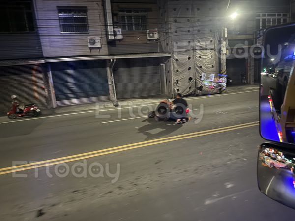 ▲黑色轎車疑似違規迴轉，造成一名騎士受傷             。（圖／民眾提供攝）