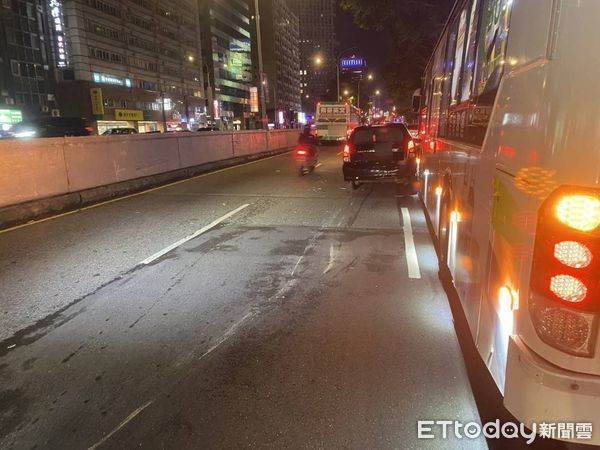 ▲▼快訊／北市基隆路3車追撞事故　男駕駛先撞安全島再撞公車。（圖／記者邱中岳翻攝）