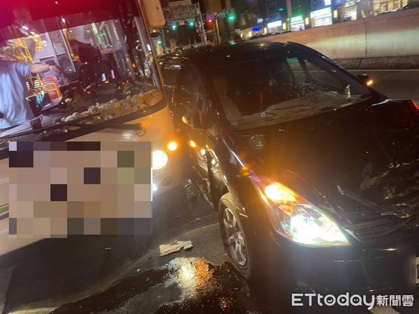 ▲▼快訊／北市基隆路3車追撞事故　男駕駛先撞安全島再撞公車。（圖／記者邱中岳翻攝）