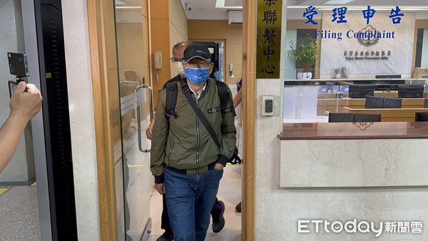 ▲▼李慶隆100萬元交保，深夜步出北檢。（圖／記者劉昌松攝）