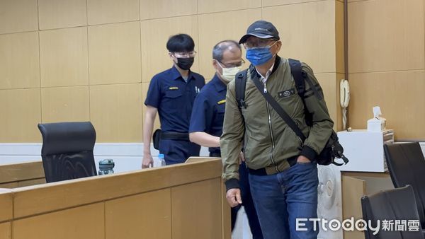 ▲▼李慶隆100萬元交保，深夜步出北檢。（圖／記者劉昌松攝）