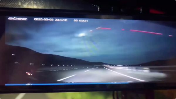 ▲▼台東深夜神祕藍球。（圖／翻攝臉書）