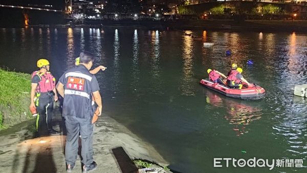 ▲新北市新店區碧潭發生落水事件。（圖／記者陸運陞翻攝）
