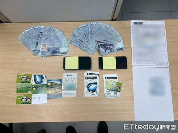 ▲警方從鍾男身上查扣11張金融卡，現金近20萬元及手機2支。（圖／蘆竹警分局提供）