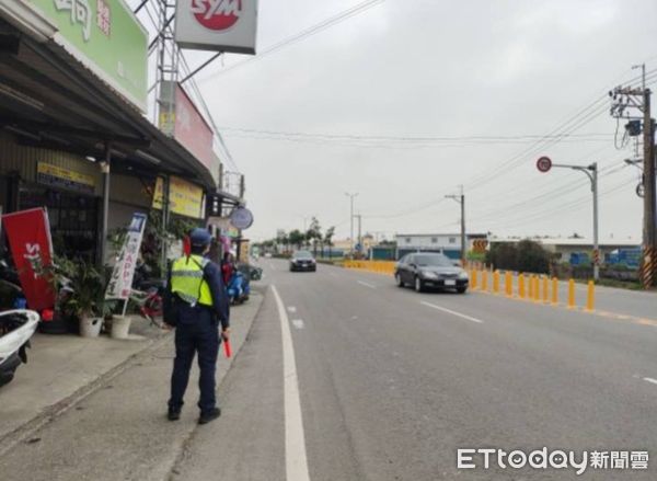 ▲東港警方取締無照駕駛             。（圖／記者陳崑福翻攝）