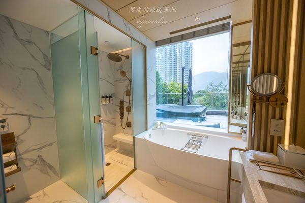 ▲▼香港銀樾美憬閣精選酒店｜2025香港飯店推薦，在露台泡澡還可以欣賞香港城市景色。（圖／部落客黑皮的旅遊筆記授權提供）