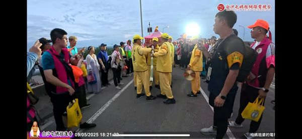 ▲▼白沙屯媽祖鑾轎開放扛轎引發信眾推擠斷桿，廟方說話了。（圖／白沙屯媽祖網路電視台提供，下同）