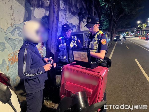 ▲台南警方母親節前夕展開擴大臨檢勤務，查獲酒駕外送員，機車當場被扣牌處分。（記者林東良翻攝，下同）