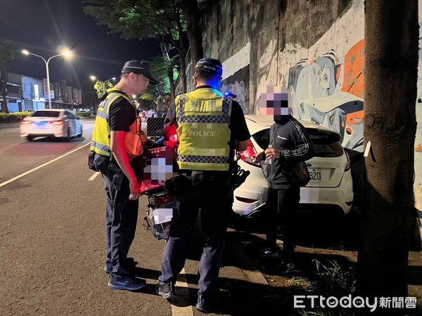 ▲台南警方母親節前夕展開擴大臨檢勤務，查獲酒駕外送員，機車當場被扣牌處分。（記者林東良翻攝，下同）