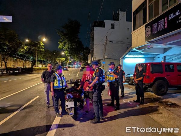 ▲台南警方母親節前夕展開擴大臨檢勤務，查獲酒駕外送員，機車當場被扣牌處分。（記者林東良翻攝，下同）