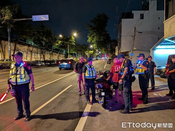 ▲台南警方母親節前夕展開擴大臨檢勤務，查獲酒駕外送員，機車當場被扣牌處分。（記者林東良翻攝，下同）
