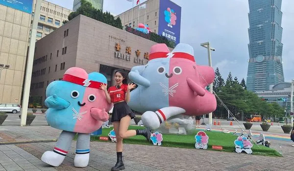 ▲啦啦隊女神李多慧與世壯運吉祥物「壯寶」一同為賽會暖身造勢。。（圖／北市觀傳局提供）