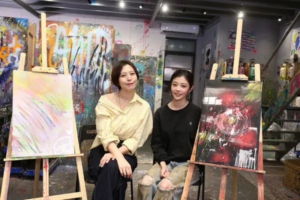 ▲劉品言(左)與詹子萱首次挑戰潑畫。（圖／鏡電視）