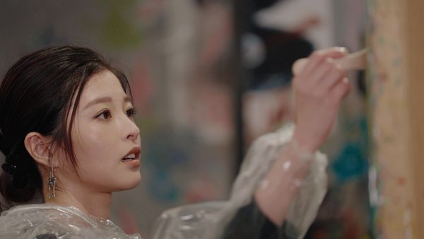 ▲劉品言(左)與詹子萱首次挑戰潑畫。（圖／鏡電視）
