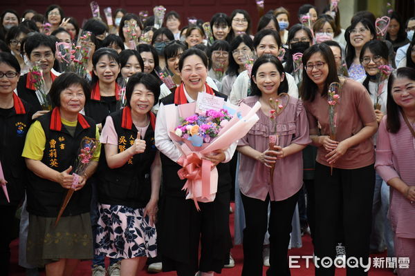 ▲▼花蓮縣長徐榛蔚親自致贈康乃馨及隨身果汁瓶，表達對女性同仁的感謝與敬意。（圖／花蓮縣政府提供，下同）