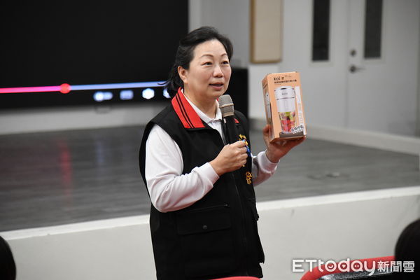 ▲▼花蓮縣長徐榛蔚親自致贈康乃馨及隨身果汁瓶，表達對女性同仁的感謝與敬意。（圖／花蓮縣政府提供，下同）