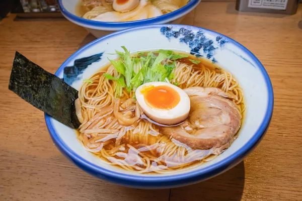 ▲▼東京拉麵【AFURI惠比壽】澀谷美食|巷弄裡的柚子拉麵排隊半小時才知道|雞湯尬柚子清爽開胃|絕美用餐空間不說還以為是咖啡廳。（圖／部落客美熊很愛吃授權提供）